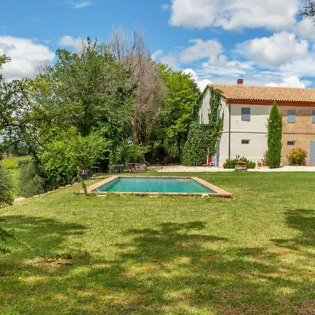 Vakantiehuis Mesmerising Mansion In With Swimming Pool Morro dʼAlba