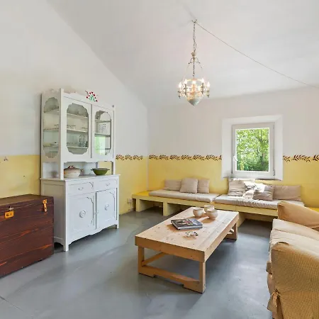 Vakantiehuis Mesmerising Mansion In With Swimming Pool Morro dʼAlba