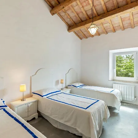 Mesmerising Mansion In With Swimming Pool Vakantiehuis *
