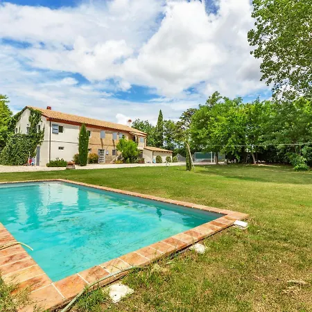 Дом отдыха Mesmerising Mansion In With Swimming Pool
